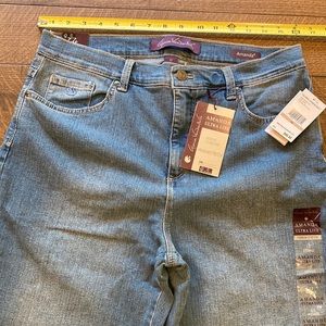 Gloria Vanderbilt Amanda Ultra Lite Size 12 Average